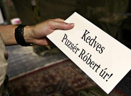 Puskás Peti szülei felrobbantották a facebookot .Olyan fricskát küldtek Puzsér Róbertnek ,hogy a fal adja a másikat