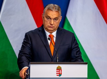 Meghalt az édesanyja a kínai oltás után - feljelentette Orbán Viktort, és az egész kormányt