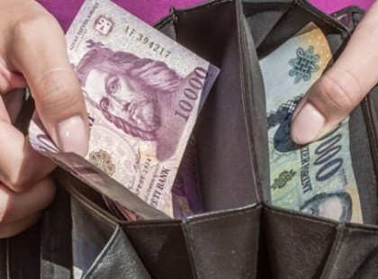 Fejenként 600 ezer forintot tartanak a magyarok a “párnacihában”