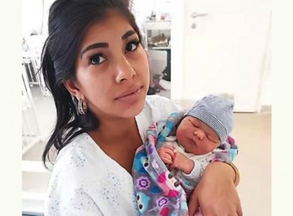 Ő Magyarország első kisbabája, és a 19 éves édesanyja, akinek ő a 4. babája.. Üdv Szelim!