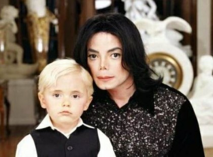 A tejfölszőke kisfiú mára jóképű férfivé érett: Michael Jackson fia nem szórja a pénzt, nem vág fel, szerény és megfontolt életet él