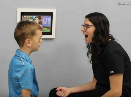 A kisfiú hatéves koráig egyetlen szót sem szólt. Egy nap a fogorvos HIHETETLEN dolgot vesz észre a gyerek szájában: