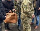 Egy 80 éves bácsika az ukrán katonák elé állt, majd kinyitotta a táskáját – ami ezután történt arra senki nem volt felkészülve!