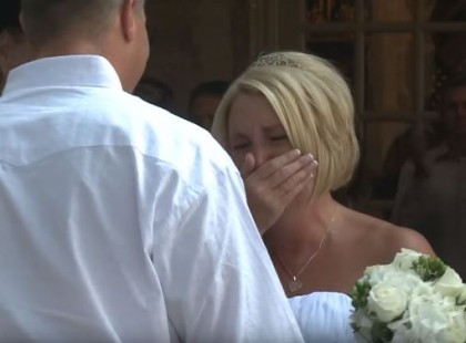 A nő alig várja, hogy feleségül menjen mozgássérült vőlegényéhez. Ám meglátja, mit tesz a férfi az oltárnál, és könnyekben tör ki…