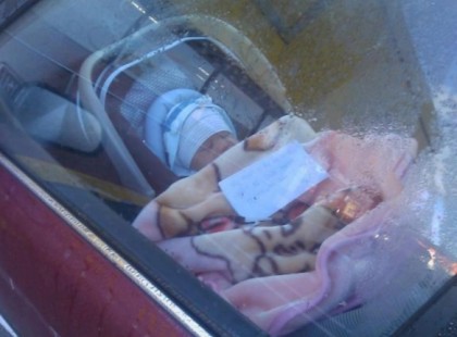 Ma reggel Budapesten ezt a csecsemőt találtam ebben az elhagyott autóban, a következő felirattal.. Az eszem megáll!! EZ mégis hogy fordulhat elő??! Mi történik ebben az országban?