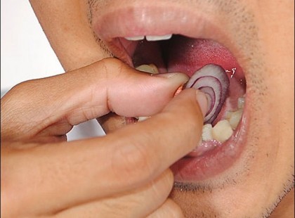 Még a drága Nagyim tanította meg nekem: ha szörnyen megfájdul a fogam, és nincs a közelben fogorvos, mindig ÍGY teszek: