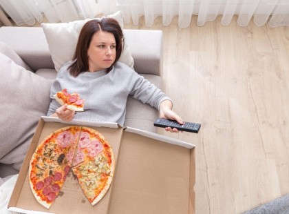 Lusta feleség vagyok és nem szégyellem bevallani ezt. Nem főzök, rendelem az ételt vacsorára, akkor rakok rendet a házban, amikor már nagy a rendetlenség, szeretek napközben aludni. És a férjem szeret, tudjátok miért?