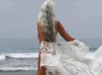 63 évesen a világ legszebb nagymamája – Várd meg, míg megfordul, te is libabőrös leszel!