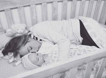 A korábban hazatérő férj a baba kiságyában találja feleségét. Amikor megtudja az okát, összeszorul a szíve!