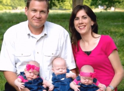 A házaspár gyermeket fogad örökbe, ám kiderül, hogy hármasikrek. De még ez is semmi ahhoz képest, amiért az anya a levegőért kapkodva hívja fel férjét a kórházból