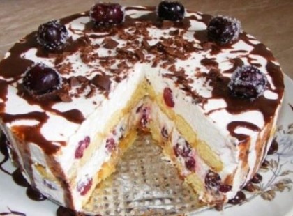 Sütés nélküli finomság meggyel és babapiskótával: az egész család rajong érte!