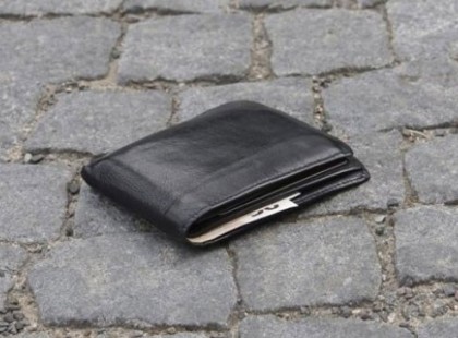 A tulajdonos meg akarta jutalmazni azt, aki megtalálja pénztárcáját: ám miután megtudta, ki a becsületes megtaláló, megmásította a szavát