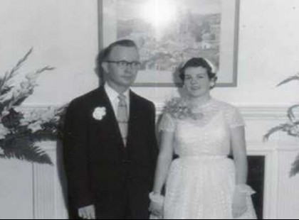 60 évig éltek boldog házasságban. A feleség halála után férje egy papírfecnit talál a pénztárcájában, az asszony kézírásával: