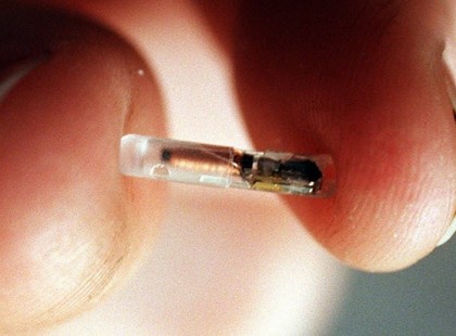 Megcsippelik a magyarokat is?Amerikában is megkezdődik a mikrocsipek beültetése dolgozók ezreibe!Így akadályoznák meg a következő világjárványt:készülék jelezne ha a viselője....