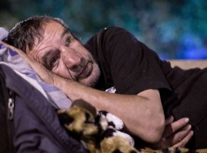 Ebédet akart venni a hajléktalannak, mire a biztonsági őr ki akarta vezetni. Ami ezután történt, mindenkit megdöbbentett!