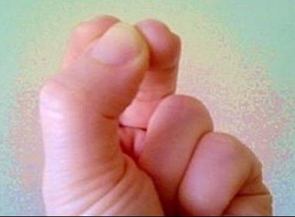 Érintsd össze a mutató-, a hüvelyk- és a középső ujjadat, hihetetlen dolgot vonzol be az életedbe!