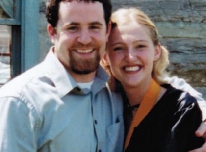 Örökbe fogad egy kislányt. Amikor találkoznak az igazi anyukájával, az örökbefogadó apa kikerekedett szemekkel bámulja, és szólni sem tud