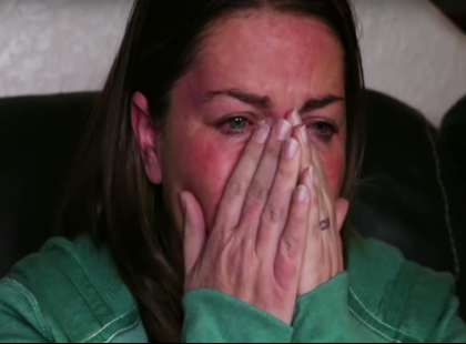 A sokgyermekes anyuka örökbe fogadja a halott szomszéd 3 gyerekét… nem sokkal ezután valaki kopogtat az ajtón…