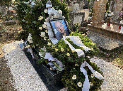 Így helyezték örök nyugalomra Damu Rolandot. Éjfekete halottas kocsi hozta az urnát, gyönyörű síremléket kapott Roland