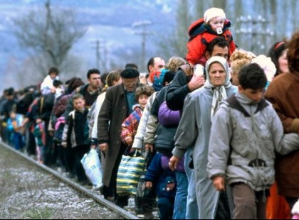 Hatalmas tömeg indult el gyalog Magyarországra az Ukrán területekről - képek