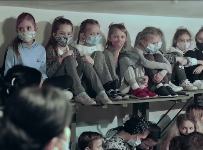 A háború gyermekei: Iskola helyett a bombák elől menekülnek a kisiskolások föld alatti bunkerekbe Ukrajnában