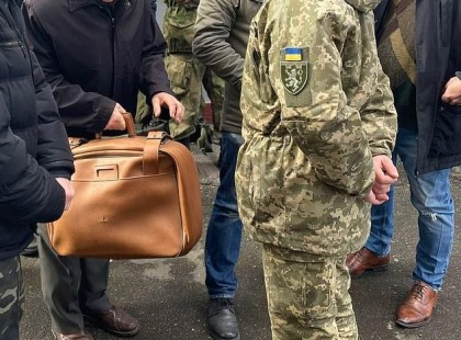 Egy 80 éves bácsika az ukrán katonák elé állt, majd kinyitotta a táskáját – ami ezután történt arra senki nem volt felkészülve!