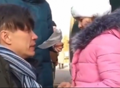 Szívszaggató videó: zokogva búcsúzik lányától egy ukrán édesapa
