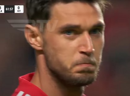 Elsírta magát az ukrán focista, hogy vastapssal köszöntötték pályára lépésekor.