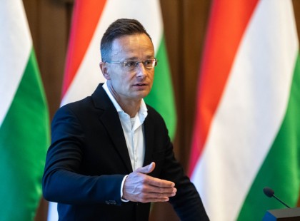 Szijjártó Péter : A magyar kormány nem engedi át az országon az Ukrajnának küldött fegyverszállítmányokat