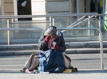 Egy férfi adott 25 ezret egy hajléktalannak, és megnézte mire költi... Amit látott, arra ő maga sem számított!
