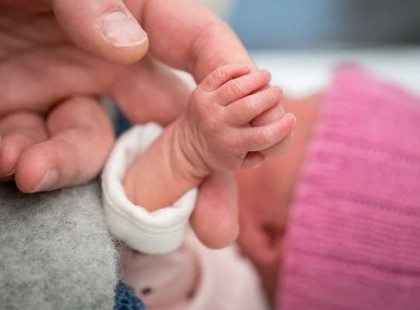 Az ikrek a 22. hétre születtek, senki nem hitt abban, hogy túlélik. Így néznek ki 13 hetesen