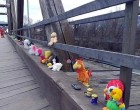 Rengeteg plüssállatokkal rakták tele a románok a máramarosszigeti hidat a menekült gyerekek kedvéért