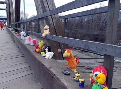 Rengeteg plüssállatokkal rakták tele a románok a máramarosszigeti hidat a menekült gyerekek kedvéért