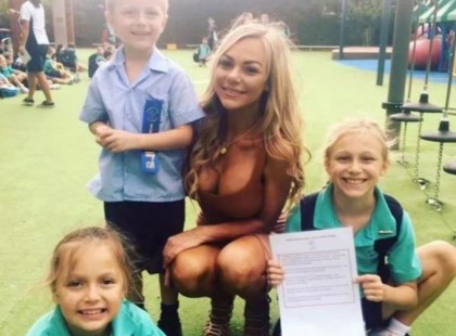 A többi anyuka brutálisan beleszállt ebbe a fiatal édesanyába, hogy túl sokat mutat a ruhája: szerinted igazuk volt vagy csak az irigység beszélt belőlük?