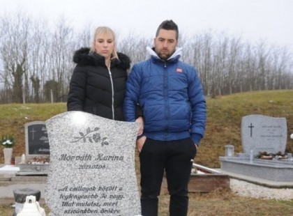 Norbi tisztán hallotta, hogy hangosan felsír a kisbabája a szülőszobán, az orvos szerint halva született.. Eltemették a kicsit