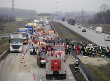 Hatalmas baleset az autópályán! Összeütközött egy személyautó és egy kamion! 10 km -es a torlódás!