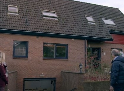 Mikor a vevők eljöttek megnézni a házat, álmunkban sem gondolták volna, hogy bent EZ várja majd őket!