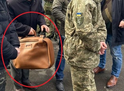 Egy 80 éves bácsika az ukrán katonák elé állt, majd kinyitotta a táskáját – ami ezután történt arra senki nem volt felkészülve!