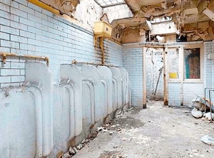 A nőt körberöhögik, amikor megvesz egy régi nyilvános WC-t... Ám amikor eléjük tárul, mivé varázsolta, szóhoz sem jutnak!