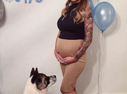 A nő pocakját szünet nélkül ugatta a család kutyája, miután várandós lett. Eleinte idegesítette a gazdáit, de mikor rájöttek az okára, végtelenül hálásak lettek az ebnek