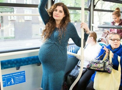 Felpofozták a várandós nőt, mert nem adta át a helyét a buszon