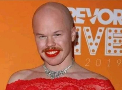 Ő itt, Sam Brinton, az amerikai elnök energetikai tanácsadója. Továbbá személyes küldetésének tekinti az LGBTQ, a nembináris és az állatokkal való sze....x népszerűsítését.