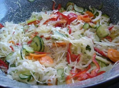 Nyári savanyúság télire! Szégyenlem, de nem emlékszem ki rakta fel ezt a csodálatos receptet, sok savanyúságot tettem el életemben, de ilyen finomat még nem ettem. Köszönet érte.