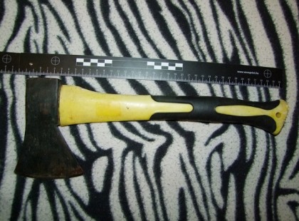 Egy somogy megyei férfi dühében fejszével szétverte fia gépét, mert ő nem akart segíteni fát vágni