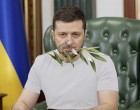 Zelenszkij az egész világ előtt videóüzenetben kért bocsánatot a magyaroktól! A videó komolyságot jelzi, hogy az ukrán elnök fehér pólót vett fel az alkalomra és egy olajfaágat tart a szájában.
