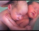 2022-év legszebb videója! Ezt látnod kell! Az újszülött ikrek nem veszik észre, hogy megszülettek, és nem hajlandók abbahagyni az ölelkezést, ahogy az anyaméhben is tették
