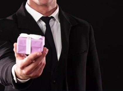 A tanár az egész osztály előtt porig alázta a kisfiút, mert az anyukája takarítónő. Az osztálytalálkozón olyan mélyütést kap, hogy beléfagy a szó: