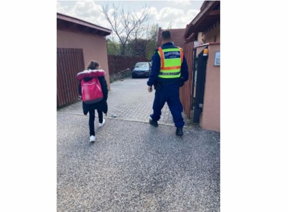 Egy 11 éves kislány sírt a Balaton mellett egy buszmegállóba, amikor a Rendőr megállt mellette, a vér is meghűlt az ereiben