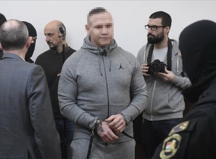 Embertelen.. nem elég, hogy maga tehetetlenül élet halál közöt lebeg, még meg is bilincselték Molnár Richárdot.