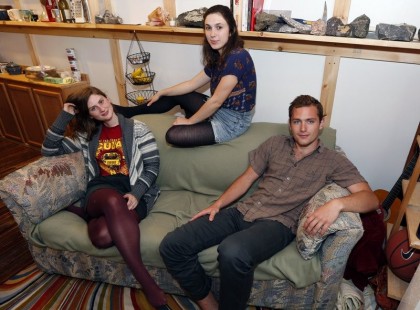 Vásároltak egy használt kanapét. Azt hitték, káprázik a szemük, mikor benéztek a szivacsok közé!